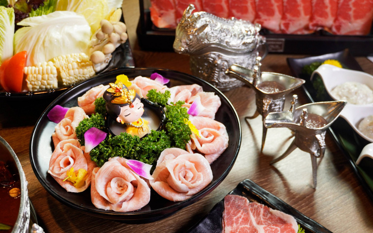 母親節帶媽媽吃宮廷火鍋！COSPLAY變裝打卡炫照　母親節限定感恩「松阪豬玫瑰」免費送！