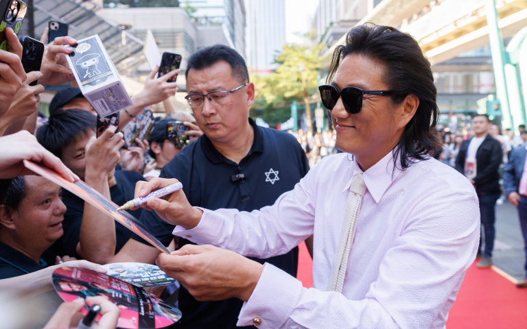 世界首映在台北！「韓哥」姜成鎬簽名近20分鐘，破三千粉絲塞爆街頭！