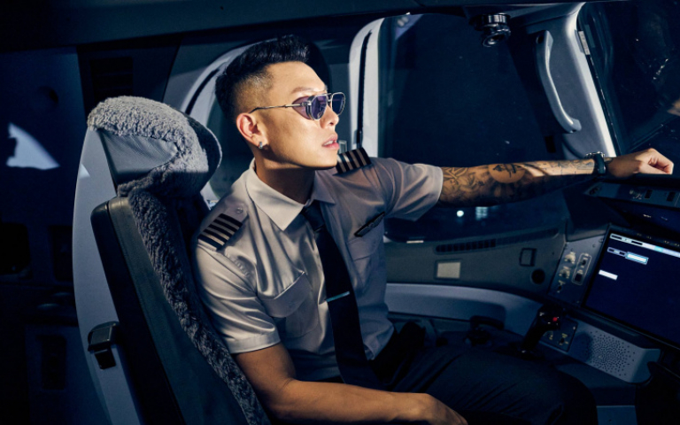 瘦子化身帥氣機長進駕駛艙　看到這畫面瞬間破功