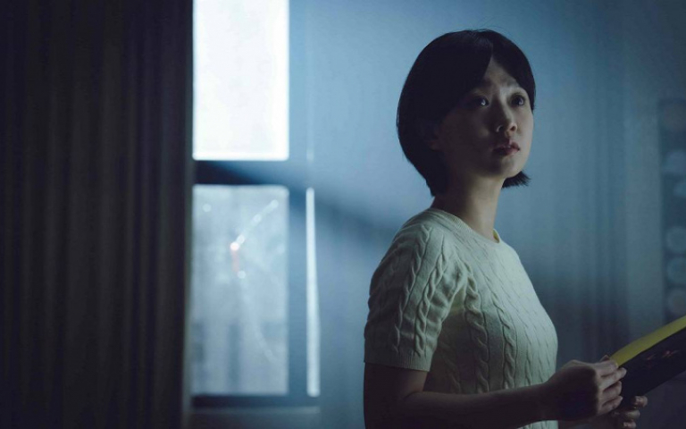 「死亡之握」迷因成真　嚴正嵐撞見招靈遊戲掀恐怖開端