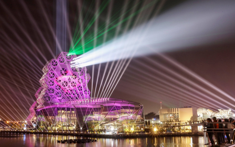 高雄賞燈趣4／必看光啟愛河灣　走跳港都吃好料