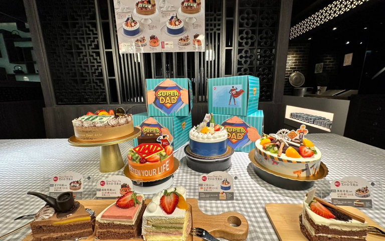 大杯咖啡第二杯25元！85˚C父親節造型蛋糕85折，再抽20萬元現金去旅遊