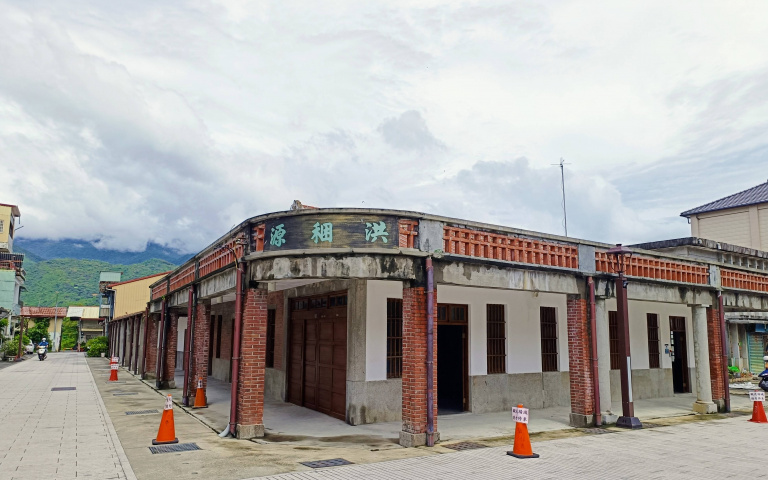 老街走逛看六龜文史　自己動手繅香蕉纖維