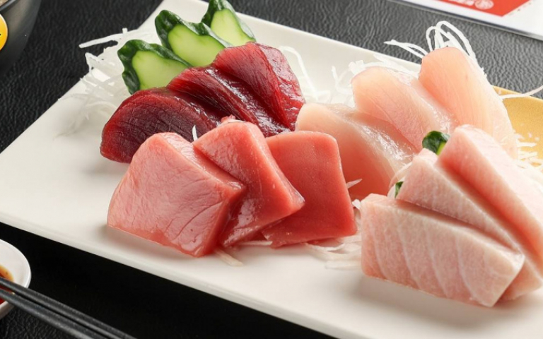 高雄美食新地標4/尚青鮪魚生魚片、甜蝦拉麵一次集齊 月鯉灣景觀咖啡廳戶外愜意賞景