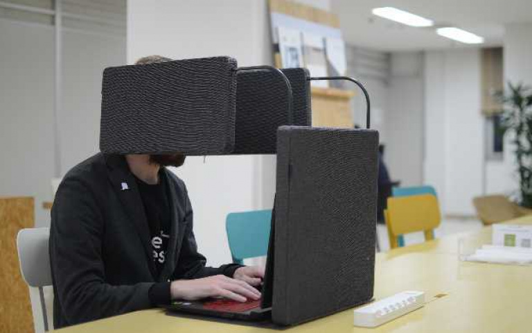 非誠勿擾!吸音降噪的「攜帶型辦公桌」,到哪都有安靜辦公空間!