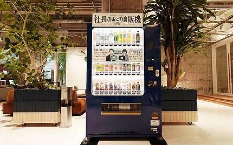 邊緣人哭哭!日本推「兩人同行販賣機」鼓勵交流,「同時嗶卡」就有免費飲品!