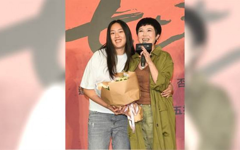 苗可麗擁抱17歲女兒！慚愧「1年見一次」