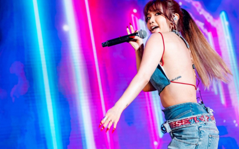 陳芳語辣秀美背超吸睛　同台男友彥文放閃曬恩愛