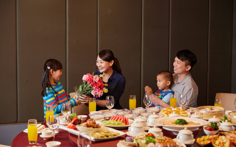 帶媽媽吃大餐！飯店餐飲優惠，訂購送樂園門票、SPA芳療等多項好禮！