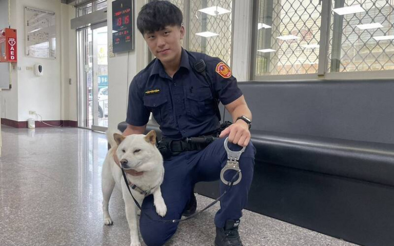 台南白柴走丟被送派出所　帥警抱抱拍照惹全網暴動：「我也走失了」
