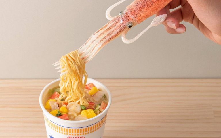日清食品又來了!「杯麵魷魚叉」正式商品化,網友笑:「腦洞無極限!」