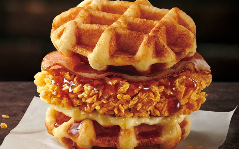 終於等到！肯德基「比利時鬆餅咔啦雞腿堡」回歸，多層次口感一吃停不下來！