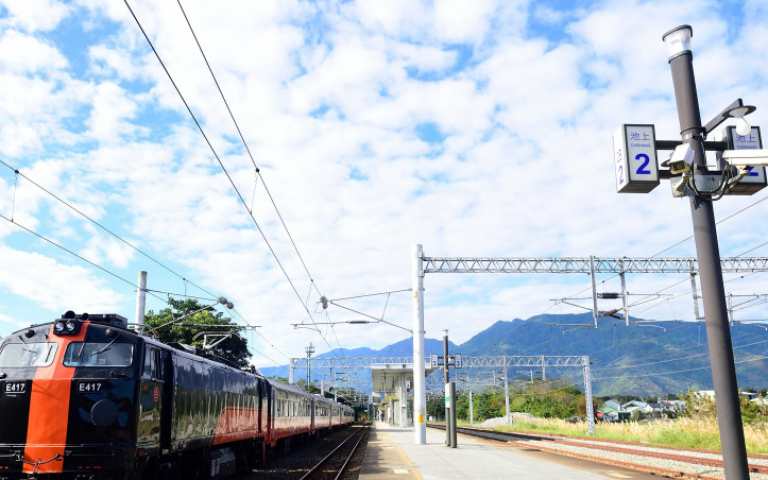 最美觀光列車「鳴日號」正式啟動 兩列車次跨年迎曙光