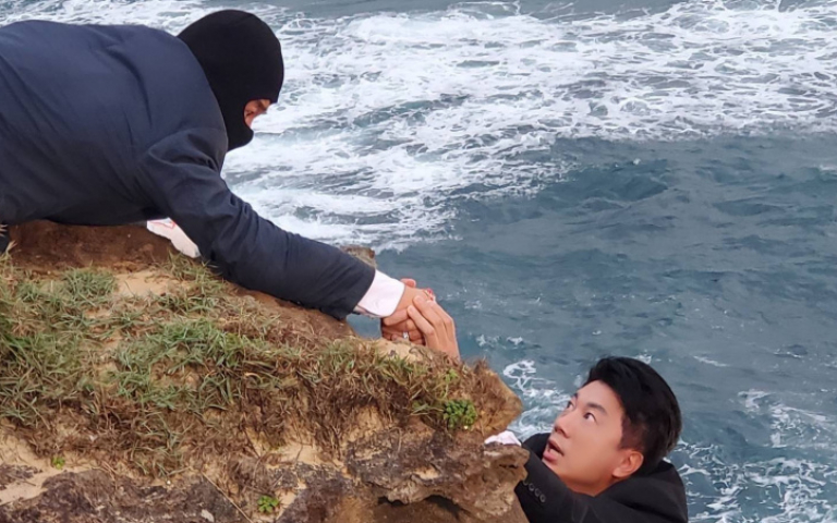 吳皓昇墜崖網喊話編劇「手下留情」　陳仙梅站懸崖邊爆哭