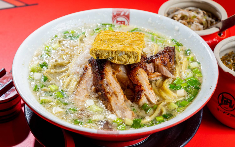 台灣小吃蚵仔煎化身濃郁拉麵!ラーメン凪打造在地台味,東石蚵仔直送 限定販售中!