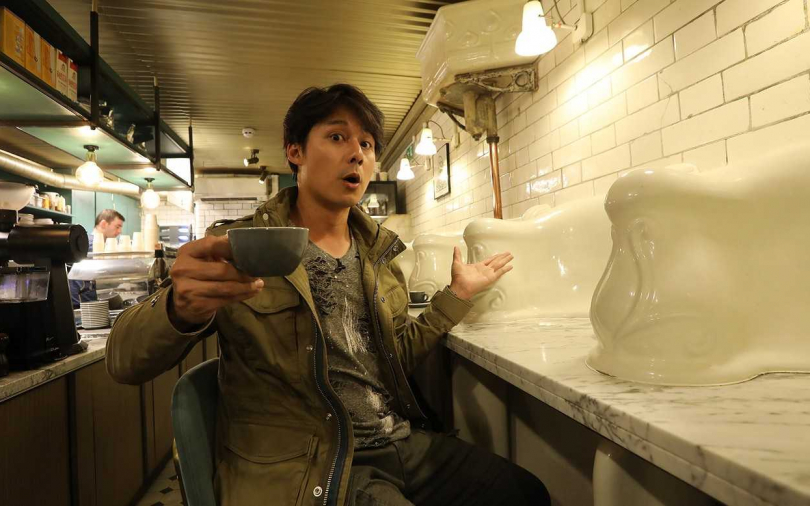 被封亞洲版阿湯哥　廖科溢倫敦前進公廁喝咖啡