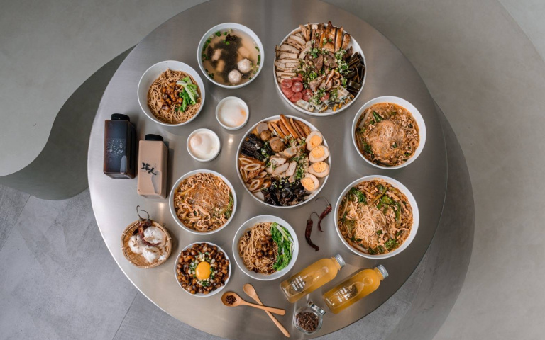 台南必訪特色麵店！現點現炒榨菜肉絲麵、生蛋黃月半滷肉飯通通必點！「鼎」翻新台灣傳統小吃