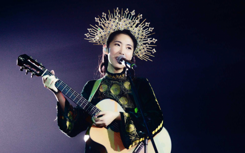 王若琳化身星空女神 身披華麗斗篷致敬翁倩玉