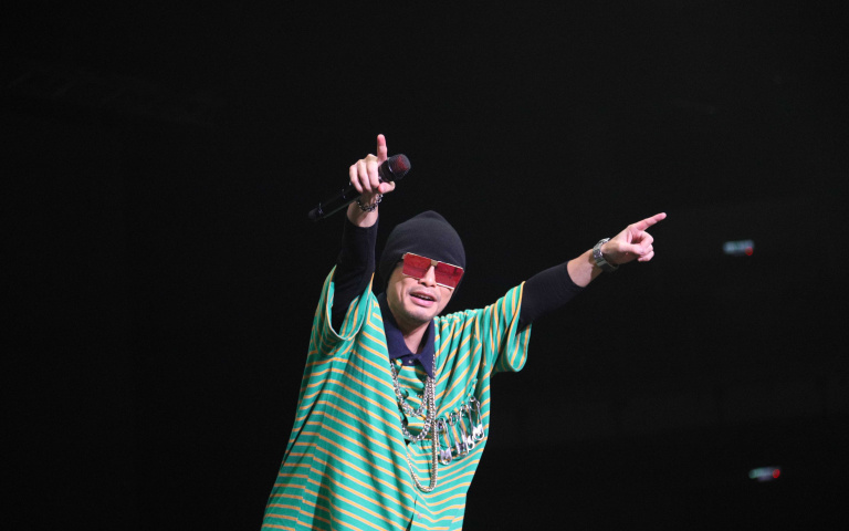 名嘴瞎扯大馬「疫情失控亂葬」　黃明志嗆爆：道歉比較快