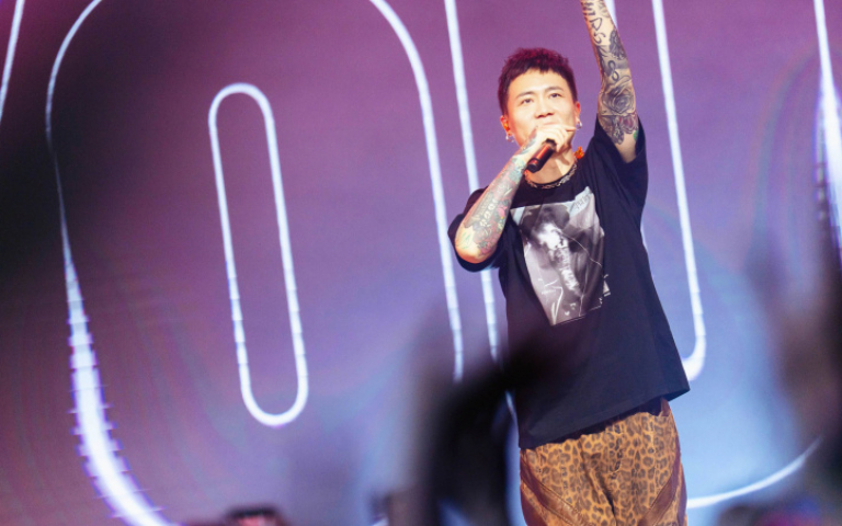 丁噹穿著太火辣　蕭秉治羞喊：不敢看脖子以下