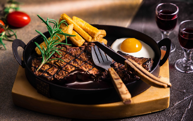 父親節蛋糕搞怪！逼真牛排端上桌　珍珠奶茶入餡、紅心國王討好最強老爸