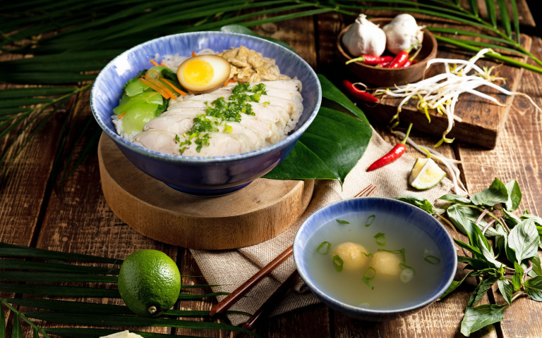 迷人濃郁「蝦湯河粉」、新嫩多汁「油蔥雞腿飯」,「鮮蝦魷魚河粉」只要99元 限量 800碗 !