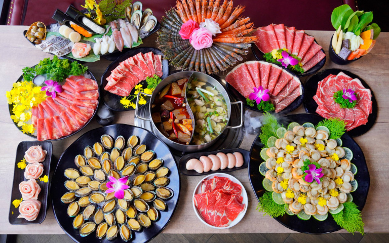 快拿身分證!中「H、J、K、O」送鮑魚、壽星送牛肉,「新馬辣巨城店」開幕,鍋控快衝!