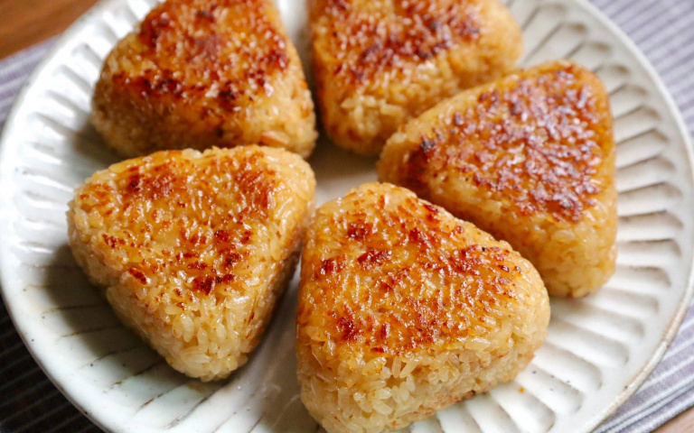 加入柴魚片與醬汁!就能輕鬆煎烤出香脆又美味的「烤飯糰」
