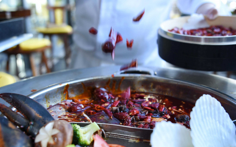 池畔煮麻辣鍋有夠狂!五星飯店推「SPICEUP辣起來」系列餐點 再加碼設「辣味專屬餐檯區」讓你辣食吃到爽