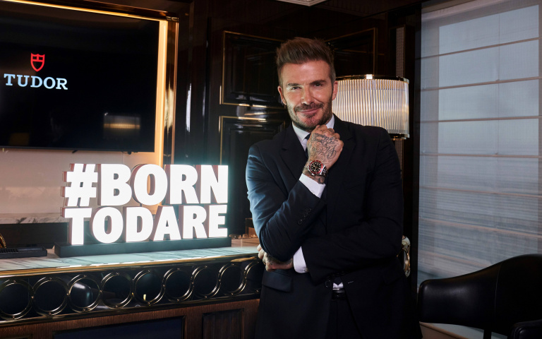 貝嫂出賣老公歌喉，貝克漢澳門秀帝舵表最新錶款，再奔倫敦朝聖艾爾頓強