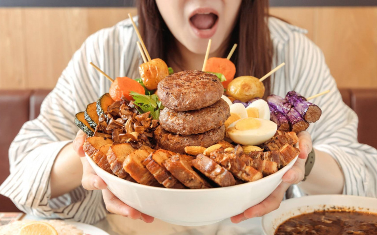 尋找大胃王！重達4.2公斤「巨無霸雙拼湯咖哩」　挑戰30分鐘完食