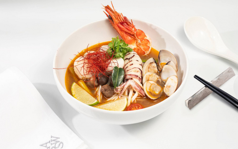 Dong Café推三款新品！剝皮辣椒烏骨雞麵、酸菜白肉寬粉、叻沙海鮮麵吃爽爽！