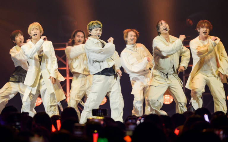 Travis Japan〈星期五晚上〉蹲8下就躺平 松田元太掀衣秀腹肌撩粉