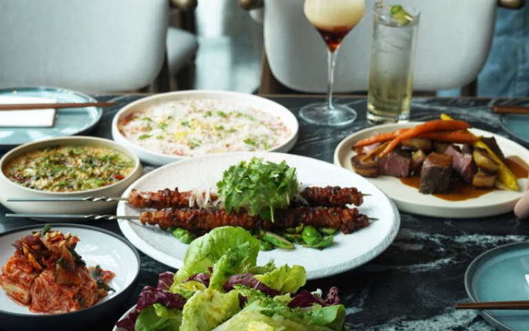 現代韓式餐酒館好潮！坐擁台北信義區高空景觀　日夜菜單玩轉「8：2」韓、美風味學