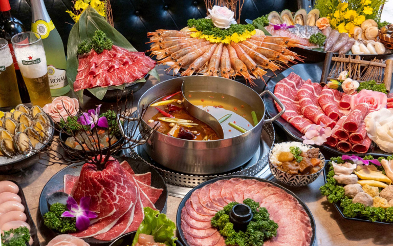 火鍋、燒肉優惠超有誠意!6人同行老師免費、1999年出生喝到飽