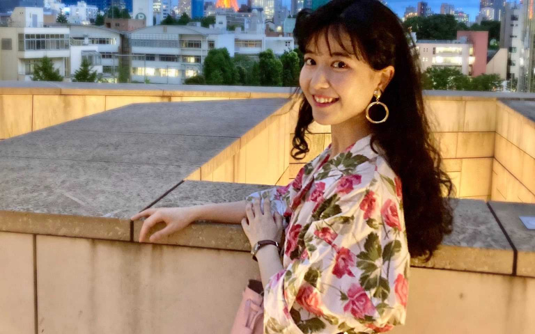 復古到一個炸掉啦!就好像80年代的少女偶像穿越時空來到現在啊!