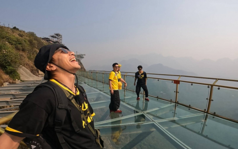 坤達登東南亞最高玻璃天空步道　懼高腿軟直喊「這我不行」
