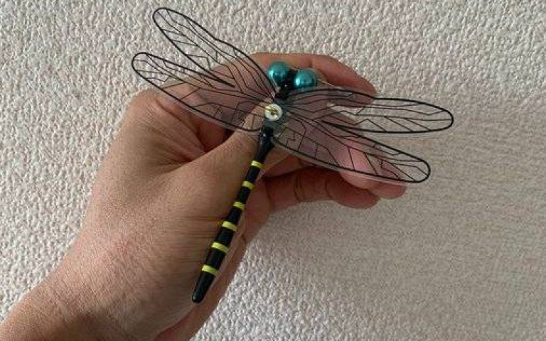 防蚊神器!基於對天敵的恐懼 讓蚊蟲無法靠近的「巨無霸蜻蜓」掛件