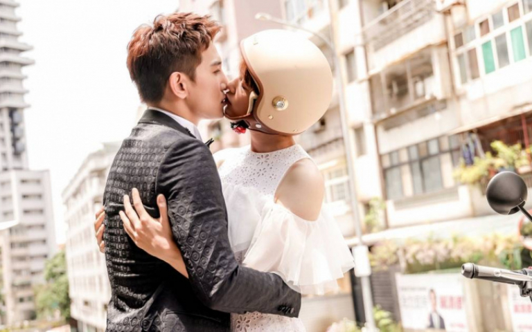 劉奕兒上演「浪漫安全帽之吻」　張立昂讚她可愛