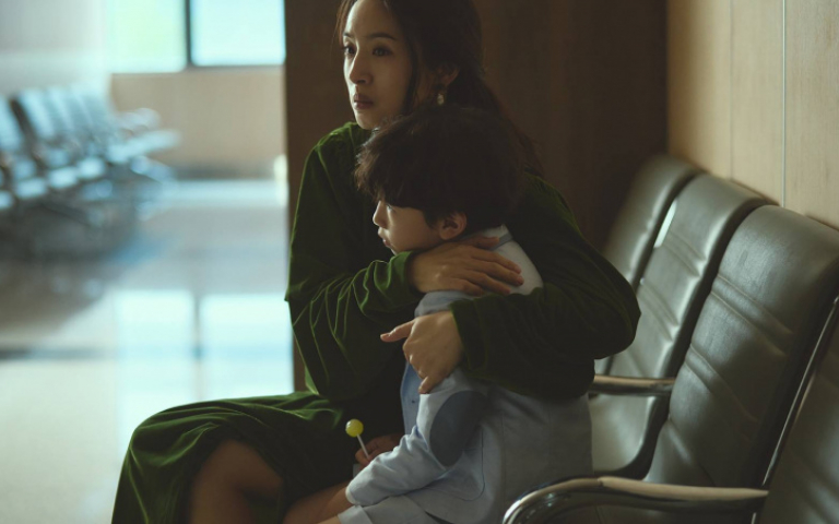 林依晨厭倦當好老婆《失明》飆演技　劉敬大銀幕裸身秀腹肌喊害羞