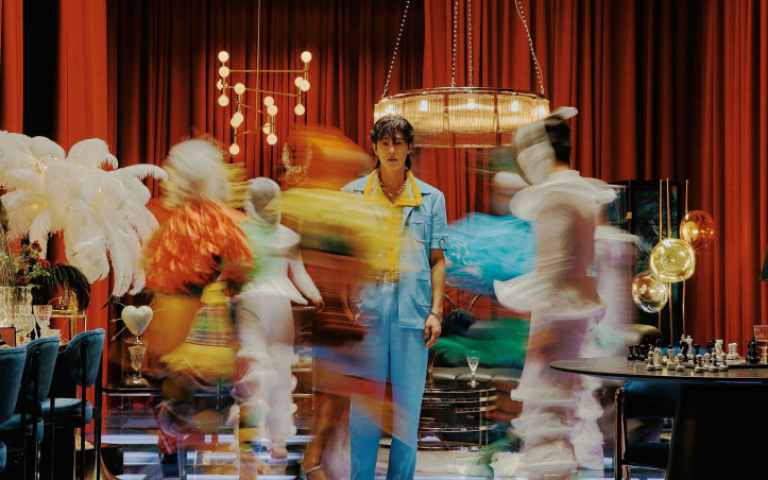 允浩新專輯歷經波折5年才完成　師妹KARINA化身AI助陣