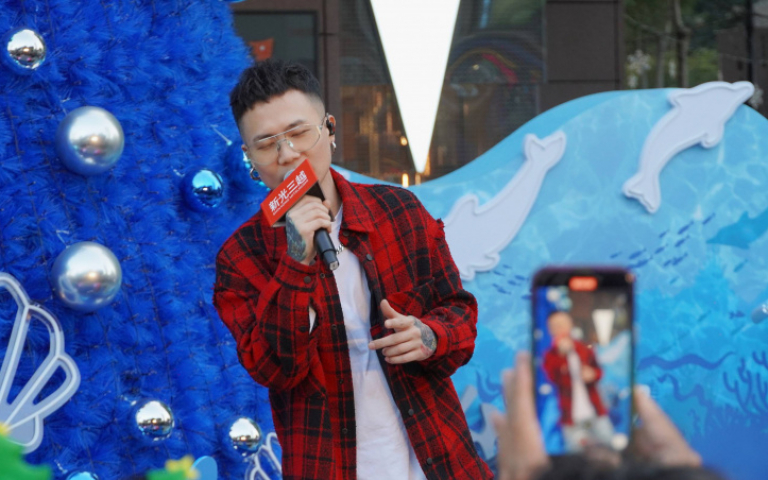 蕭秉治寵粉特地下台清唱　許願再添一首「破億神曲」