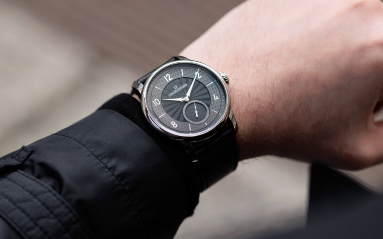 鐘錶品牌推扭索紋面盤的雙色腕錶！煙煤藍色配色、精緻雕花工藝，潮流又不失穩重感！