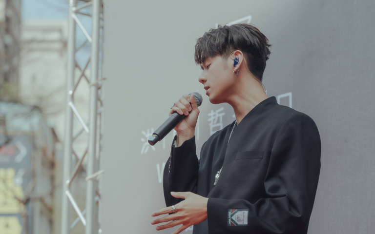 粉絲擠爆洪暐哲《怪咖》新歌簽唱會！大秀結實肌肉嗨爆現場！