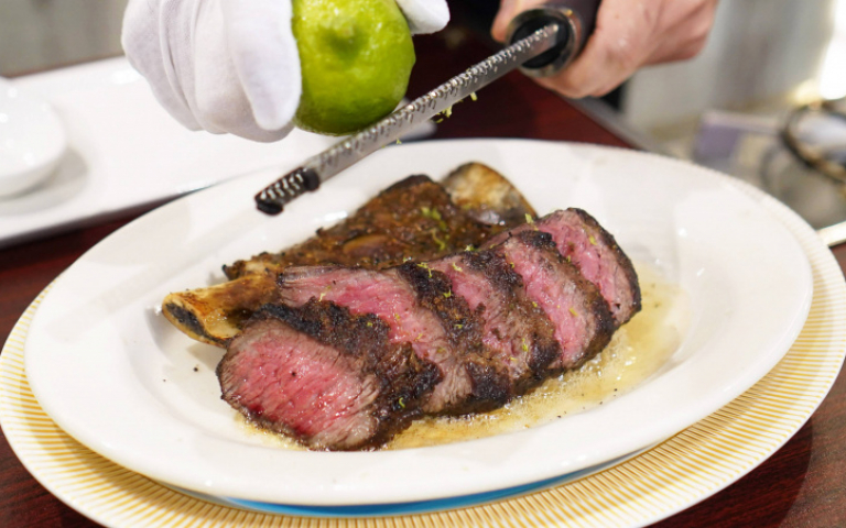 牛小排經典賦新「帶骨酥烤」直火噴香　3/14前限時抽鑽石項鍊、消費2客套餐就送魷魚佐干貝