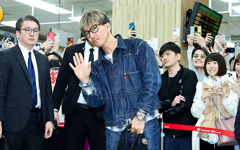 木村拓哉抵台笑容滿面頻揮手　保鑣貼身緊跟擋視線粉絲被氣哭