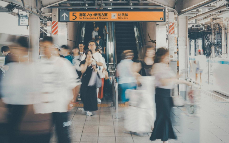 領低收入證明卻帶小孩出國玩？Threads炸鍋話題讓網友怒喊：「假低收」根本是變相詐騙！