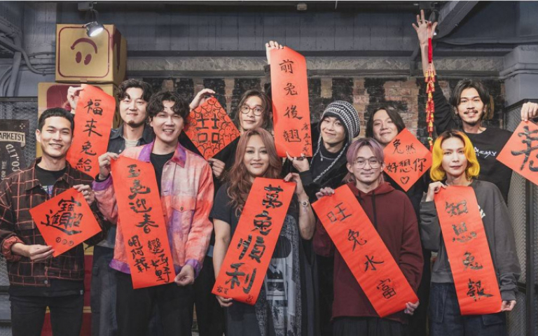 家家返部落期許萬事順利　宇宙人阿奎揮毫驚呆眾人