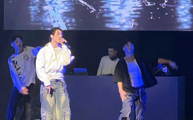 金有謙舞力全開吸2000人朝聖　聽粉絲喊「脫掉」羞回：等一下