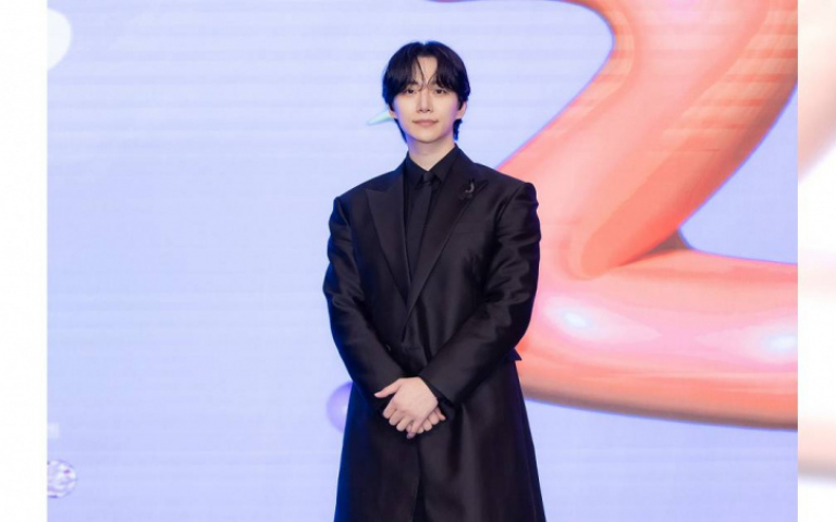 韓國男神李俊昊一身黑衣出席跨年記者會　驚訝蕃茄沾薑汁：一定要試試看